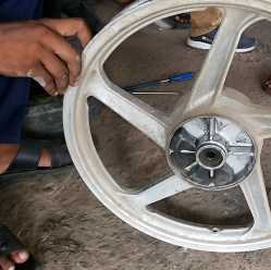 Always use a vegetable-based lubricant for bead lubrication. Use new valves in tubeless and new lube in tube-type with new tyre.